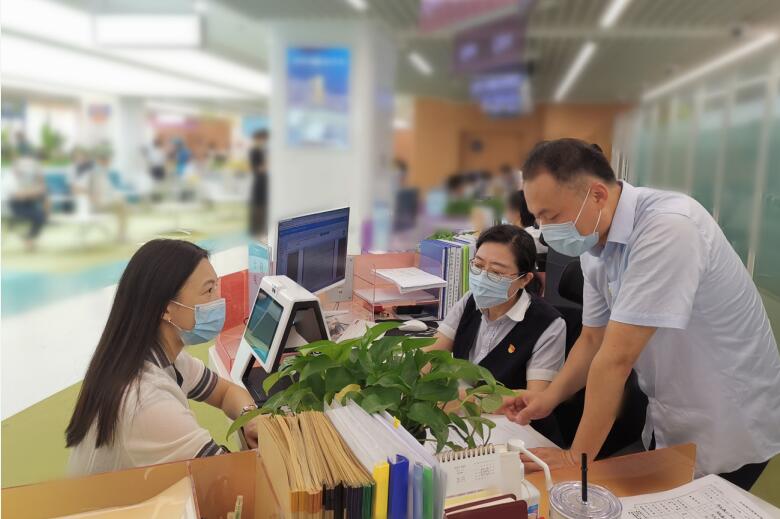 青島市行政審批服務局創立“張大為勞模創新工作室”，推出“一窗受理、一窗辦結”等 惠企改革措施。