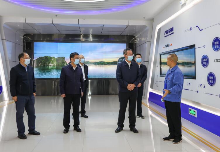 2022年10月31日，作者 （前排右二） 到貴陽順絡迅達公司宣講黨的二十大精 神，調研企業發展情況。