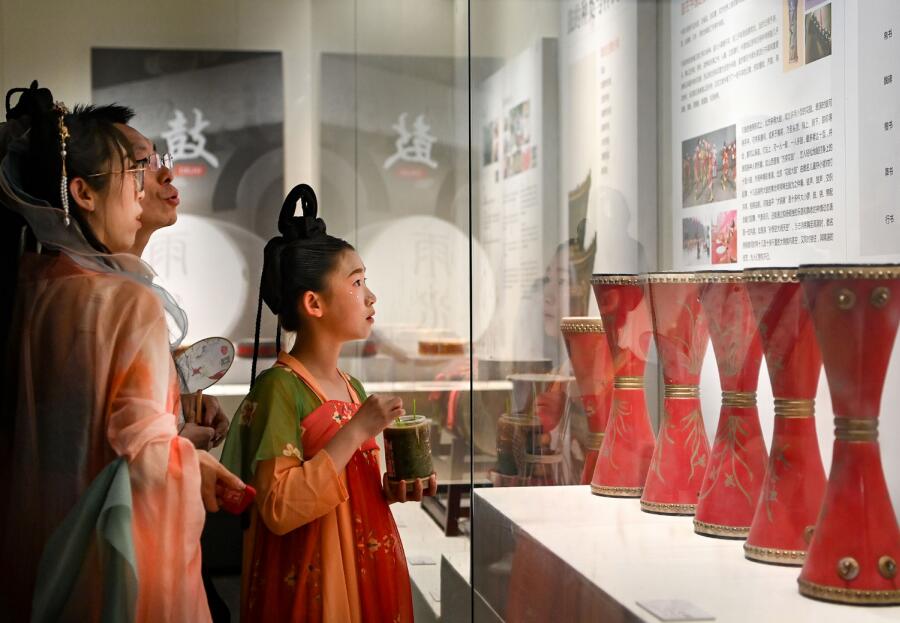 5月1日，游客在西安市鐘鼓樓博物館參觀鼓文化展。