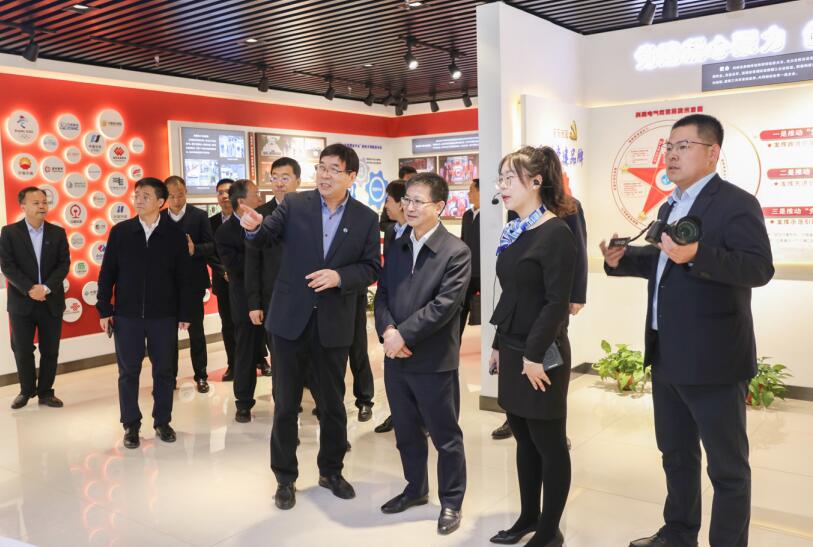 3月20日至21日，作者 （右三） 在河北調研經濟形勢和統計工作。