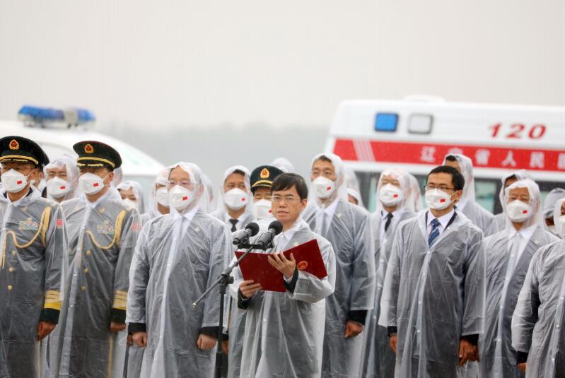 2022年9月16日，作者 （中） 在沈陽桃仙國際機場主持第九批在韓中國人民志愿軍烈士遺骸迎回儀式。