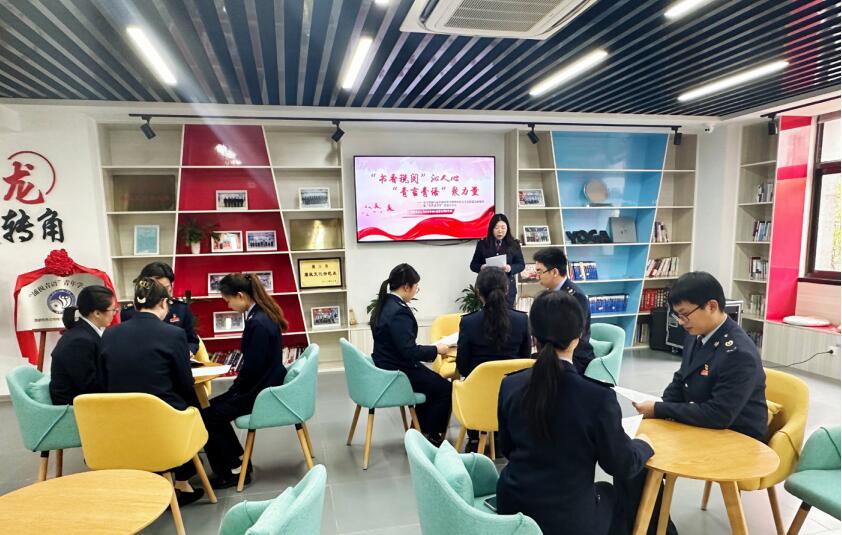 4月23日，南京市稅務局開展“‘書香稅閱’沁人心 ‘青言青語’聚力量”主題活動，青年干部 分享研讀主題教育學習材料的學習體會。