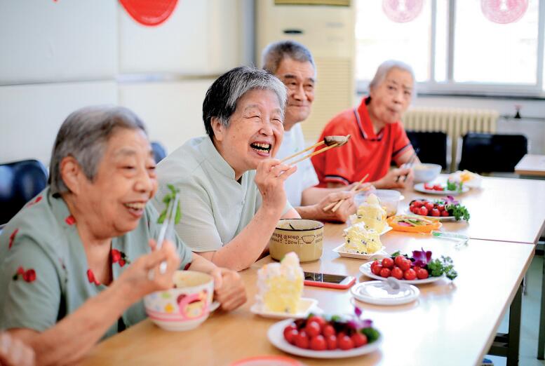 民政部在主題教育中把為民辦實事作為重要內容，著力解決群眾急難愁盼問題，努力 把惠民生、暖民心、順民意的工作做到群眾心坎上。圖為北京市東城區北新橋三和老年公 寓組織開展“暖陽陪伴”老人集體生日會。