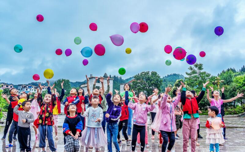 民政部在主題教育中把為民辦實事作為重要內容，著力解決群眾急難愁盼問題，努力把惠民生、暖民心、順民意的工作做到群眾心坎 上。圖為江西省遂川縣在橫嶺“兒童之家”組織開展活動。