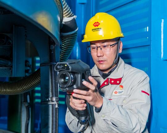 徐博海在水電站廠房檢查設備。