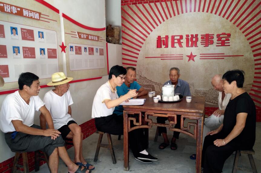 浙江省象山縣丹西街道仇家山村黨支部書記王世新 （左三） 與村民共聚“說事室”說事，解決 群眾關心問題。