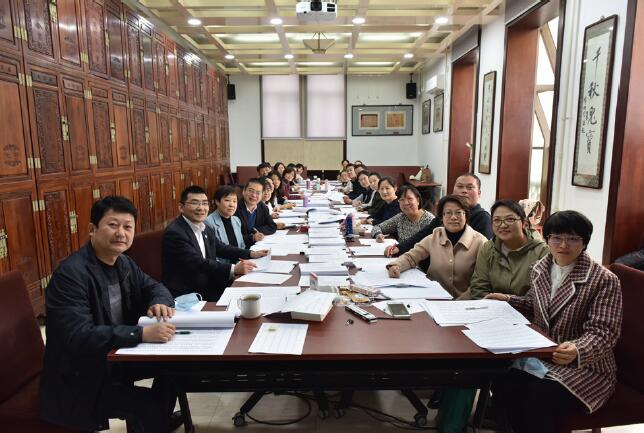 即將出版的 《現代漢語大詞典》 工作團隊代表，他們用新時代辭書精神實現出 版報國的夢想。