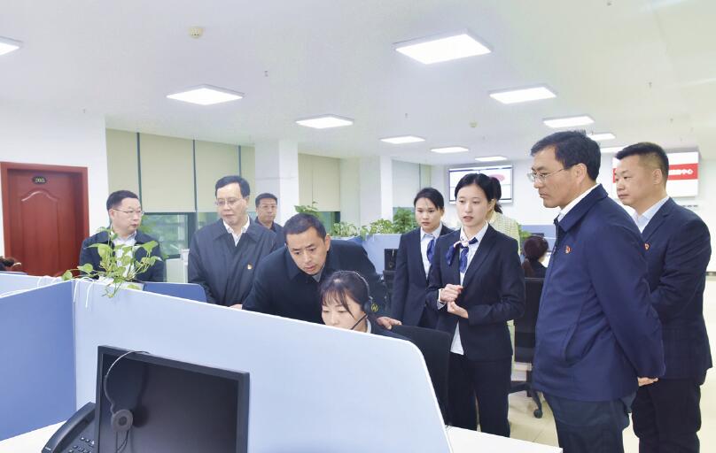 作者（ 前排左三） 在湖南省人社廳12333電話咨詢服務中心調研。