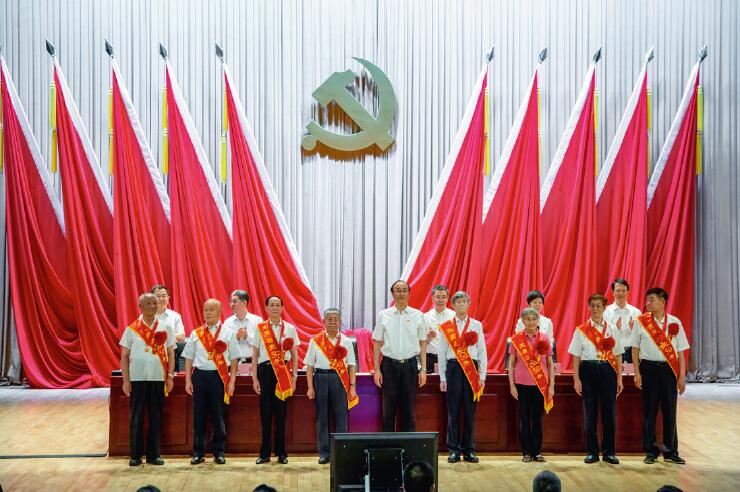 2021年6月28日，審計署召開“兩優一先”表彰大會，會議表彰了審計署323名優秀共產 黨員、102名優秀黨務工作者、77個先進基層黨組織。圖為向老黨員代表頒發“光榮在黨50年” 紀念章。