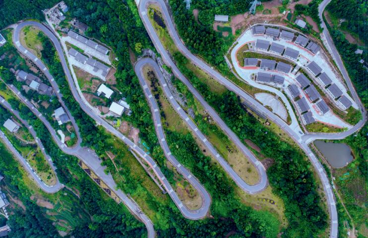 四川通江：旅游公路美如玉帶。