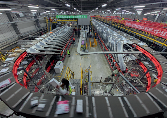 > 快遞企業投入使用自動化分揀系統。