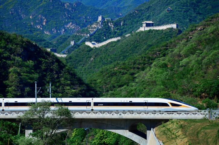 京張高鐵復興號動車組行駛在長城腳下。