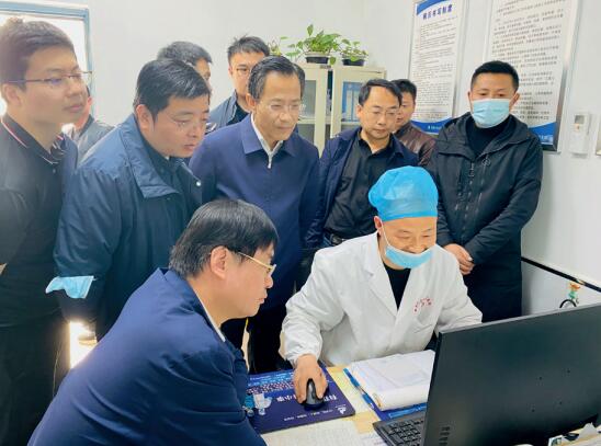 3月29日，國家發展改革委社會司調研組在安徽省壽縣八公山鄉的村衛 生室，詳細了解鄉村醫生的困難和問題。
