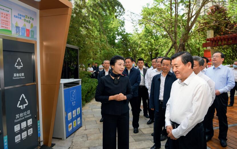 5月23日，作者 （前排右一） 在青島出席全國城市生活垃圾分類工作現場會，調研推進垃圾分 類工作。