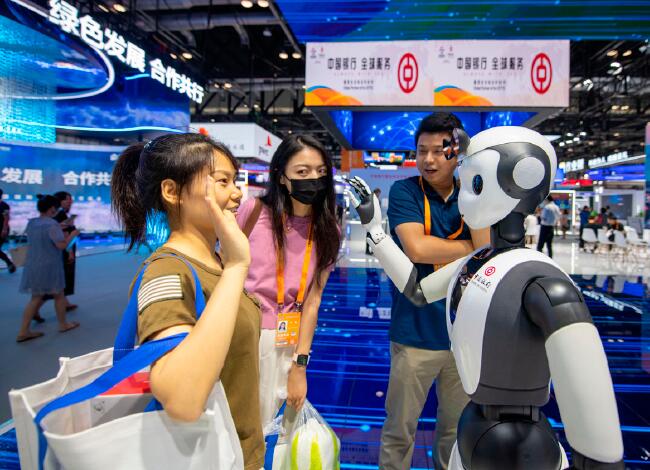 9月5日，在2023年中國國際服務貿易交易會綜合展上，觀眾與智能機器人互動。