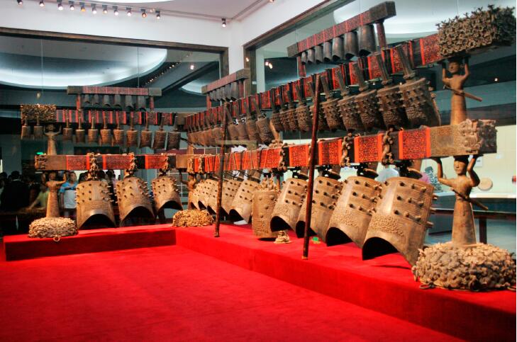 9月5日，在2023年中國國際服務貿易交易會綜合展上，觀眾與智能機器人互動。