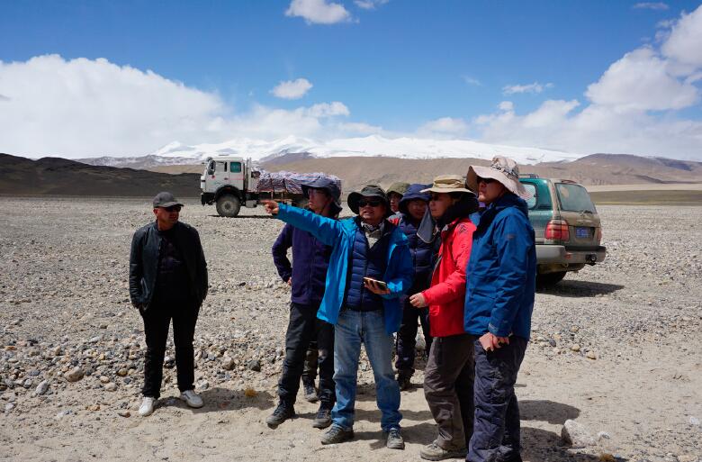 李海兵 （左三） 在野外工作現場。