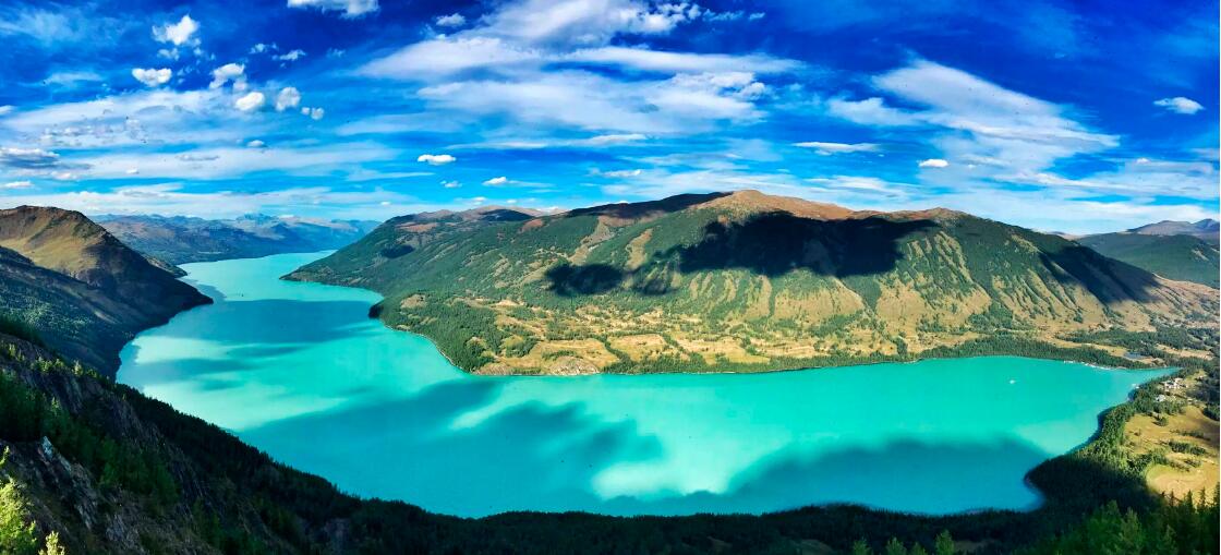 新疆維吾爾自治區阿勒泰地區喀納斯湖風光。