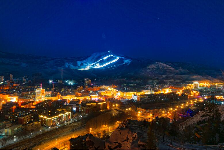 阿勒泰市將軍山滑雪場夜場。