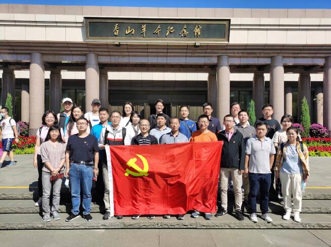 近期，國稅總局辦公廳（黨委辦公室）黨支部黨員干部赴香山革命紀念館，開展“追尋紅色足跡 堅守初心使命”主題黨日。