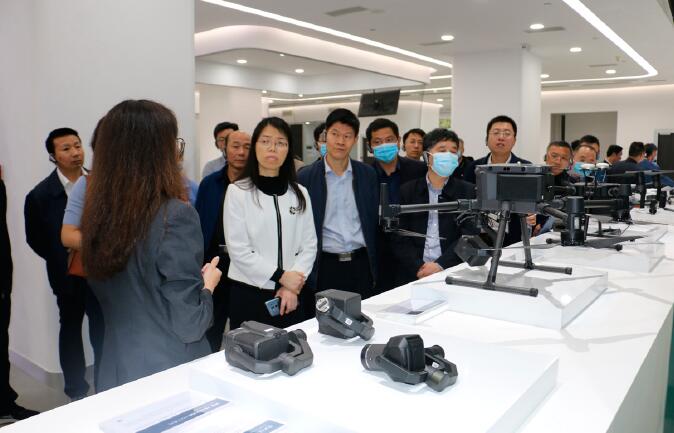 3月30日，揚州市級機關工委等4部門聯合舉辦“強化數字賦能·發力產業科創”培訓班，圖為培訓班學員現場調研大疆創新科技有限公司。