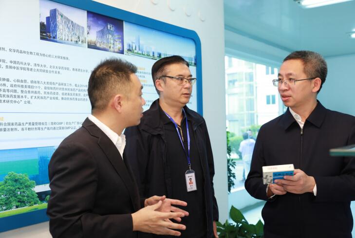 5月，作者 （右） 在國家苗藥工程技術研究中心調研科技創新工作。