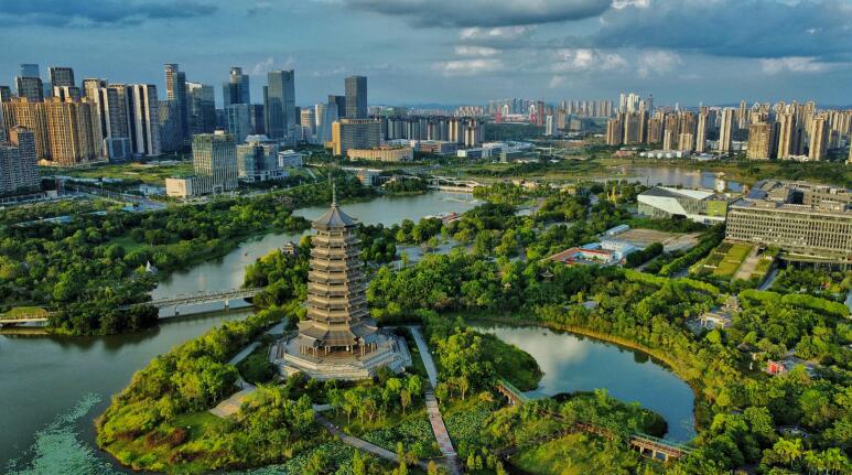 近年來，廣西壯族自治區南寧市不斷加大城市生態環境治理力度，南寧市五象湖濕地公園內綠樹成蔭， 湖水清幽，各種樓閣與林木、廊道相映成趣。