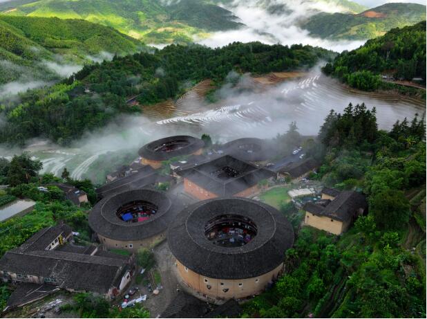 作為國家生態文明建設示范區，福建省南靖縣近年來大力實施“生態立縣”發展戰 略，努力實現生態環境“高顏值”和經濟發展“高素質”協同并進。