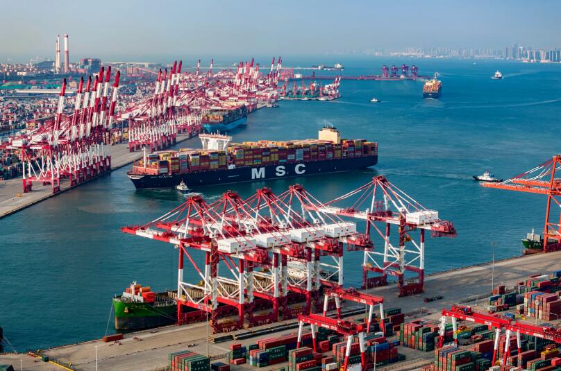 8月17日，山東港口青島港前灣集裝箱碼頭，一艘艘集裝箱貨輪離泊、靠岸，緊張進行裝卸作業，碼頭集裝箱 吞吐繁忙有序。