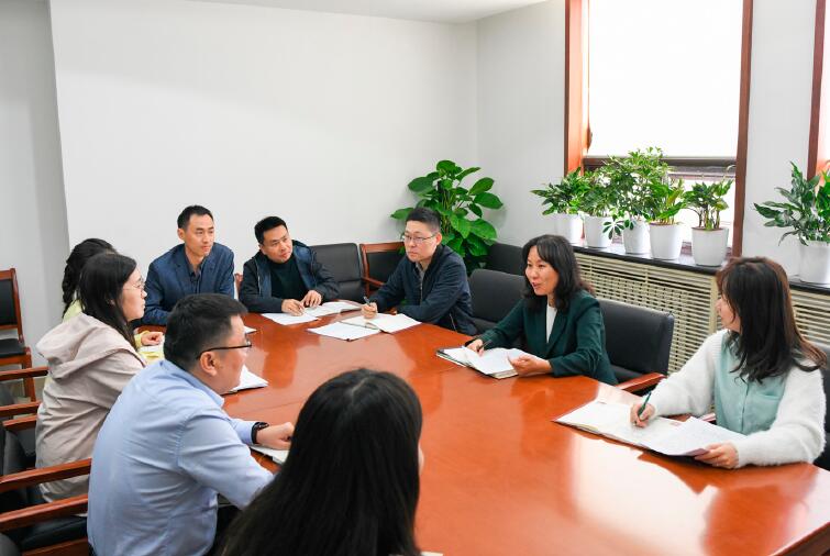 社區處的三位同志 （會議桌右側） 與城市建設司其他同志一起學習交流。