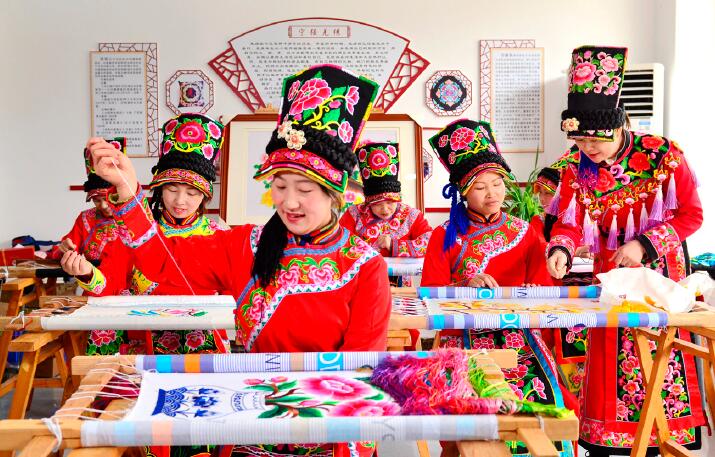 陜西省漢中市寧強縣羌繡傳承人王小琴（前）在羌繡基地生產羌繡繡品。