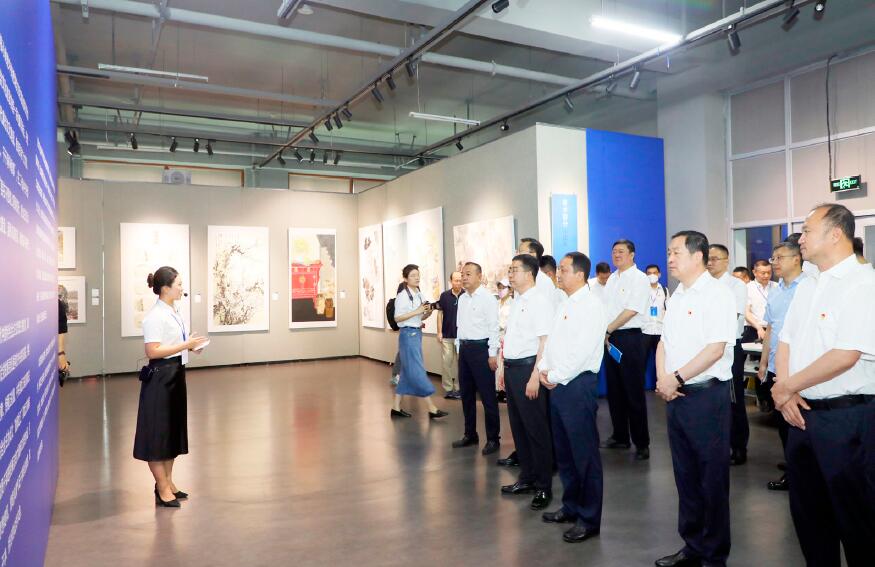 2023年7月20日，黑龍江省直機關工委組織黨員干部參觀“勤廉龍江”書畫作品展。