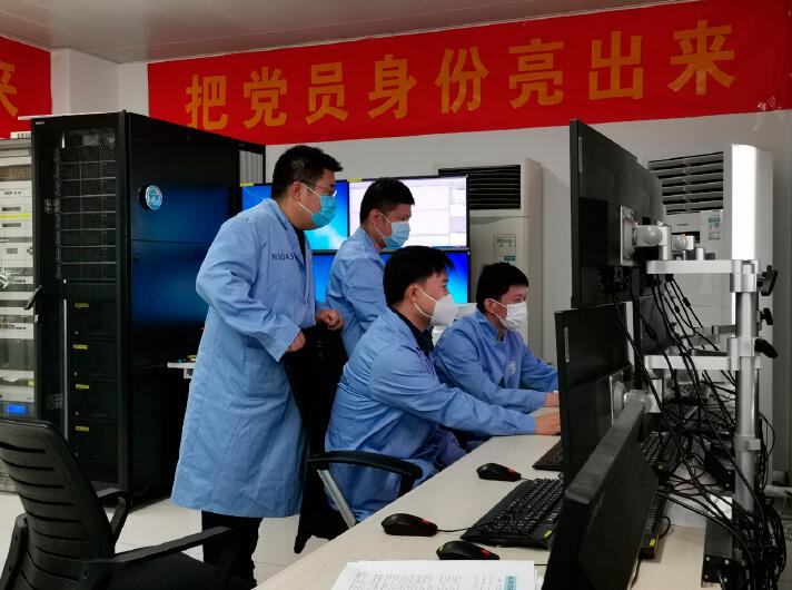 海洋二號B衛星在軌測試定標隊的黨員干部正在觀測。