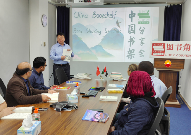 中國石油在阿聯酋項目設立中國書架，組織中外員工開展文化交流。