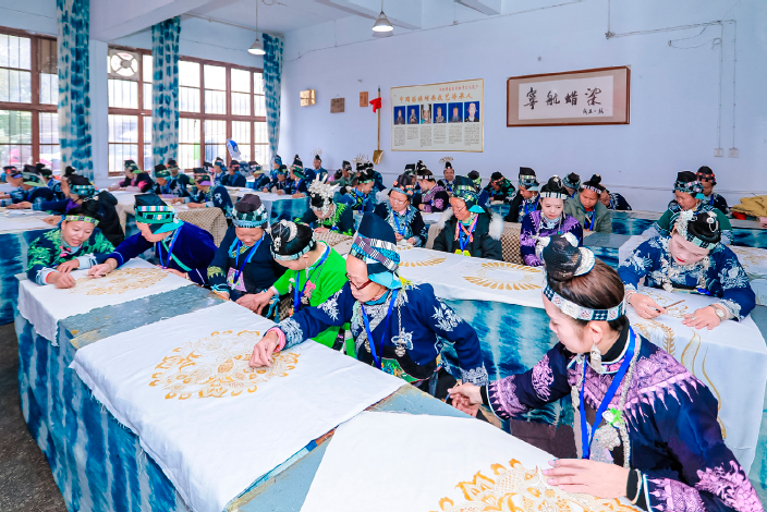 貴州丹寨寧航蠟染非遺工坊繡娘集中作業。