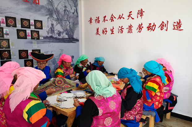 青?；ブ鸨P繡非遺工坊生產場景。