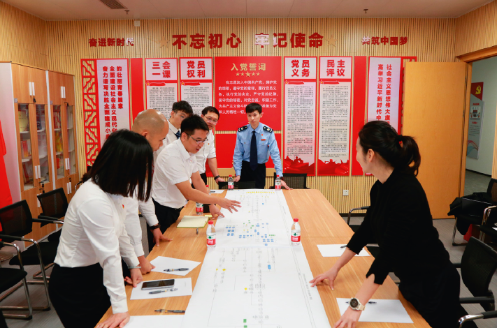 2023年10月17日，東莞市民服務中心 黨員參加社保一卡通“黨建+審批改革”專題 會議。