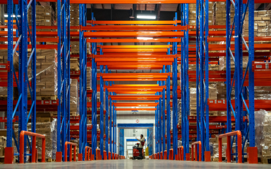 2024年1月26日，浙江金華金義綜合保稅區跨境電商垂直云倉內，工作人員正在分揀運貨。