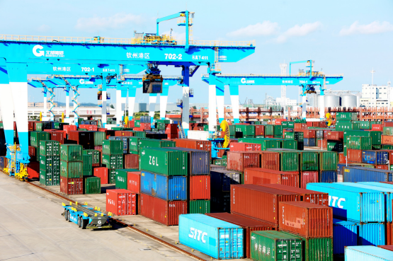 > 全國首個海鐵聯運集裝箱碼頭—北部灣港欽州自動化集裝箱碼頭。