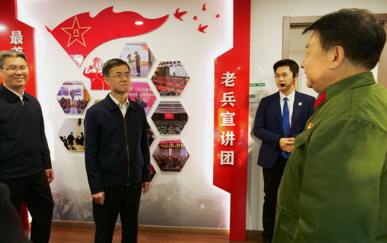 作者 （左二） 在基層退役軍人服務站調研站點運行情況。