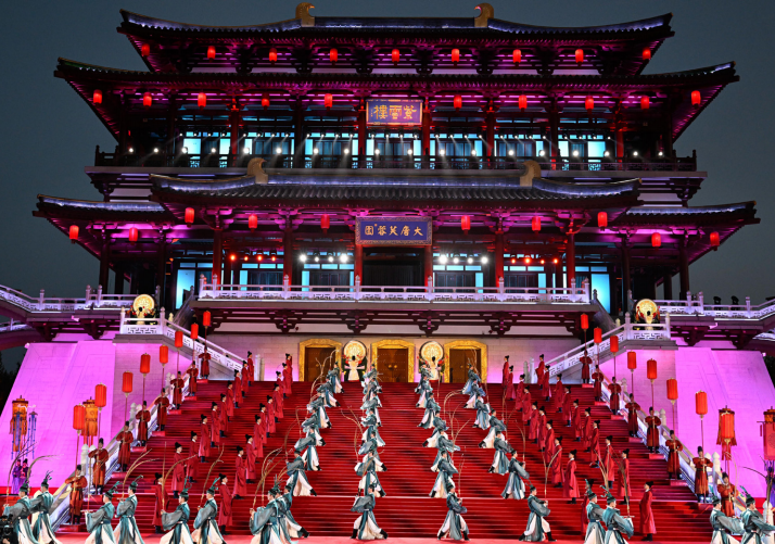 > 2023年5月18日，中亞峰會歡迎儀式在陜西省西安市大唐芙蓉園舉行。