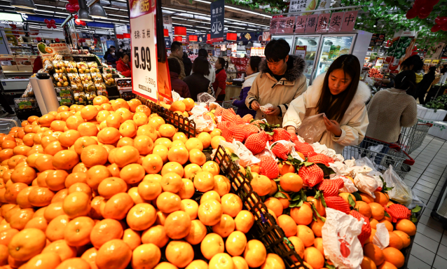 2024年1月17日，國家統計局公布的數據顯示，2023年我國社會消費品零售總額比上 年增長7.2%，消費拉動經濟增長的主引擎作用更加凸顯。圖為山西太原的消費者在超市選 購水果。