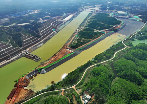 2023年12月31日，西部陸海新通道骨干工程平陸運河青年樞紐泄洪閘順利實現 通水。