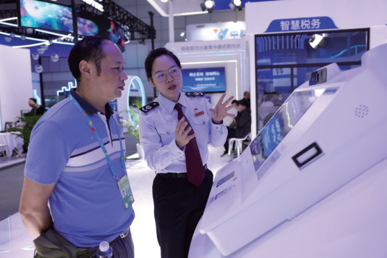 2023年4月26日，福州市臺江區稅務干部在第六屆數字中國建設成果展覽 會現場向參觀者介紹“閩捷辦”智慧稅務平臺。