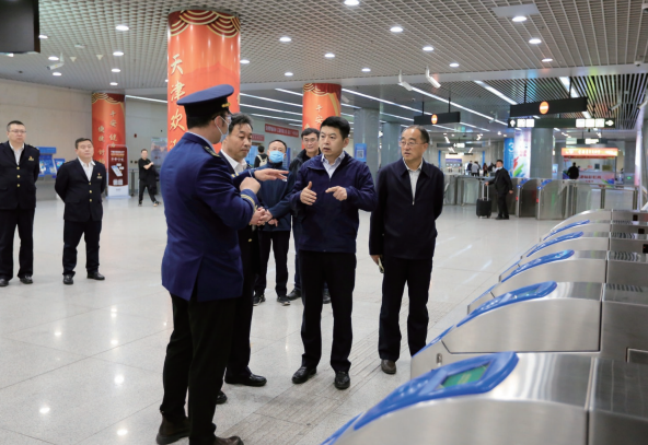 2023年4月12日，作者 （右二） 赴天津站就鐵路和城市軌道交通安檢互認情況進行調研。
