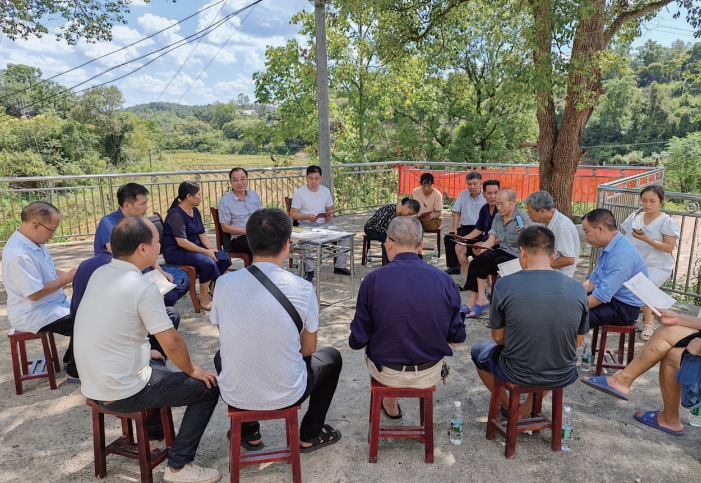 2023年9月，湖南省常寧市委第五巡察組在新河鎮開展常規巡察時，緊緊圍繞群 眾“辦事難、辦證難”問題，推動該鎮為茶山村86戶村民辦理不動產權證書。該鎮召開屋 場懇談會，把不動產權證書送到群眾手中。