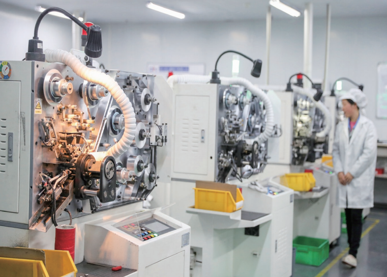  2024年2月29日，四川省華鎣市華鎣山經開區創仕鼎電子廠員工在車間巡護智能設備。