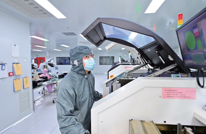 2024年3月21日，在江西省九江市湖口縣海山科技創新試驗區的一家半導體研發生 產企業，技術工人正操作自動化設備進行芯片封裝、測試生產。