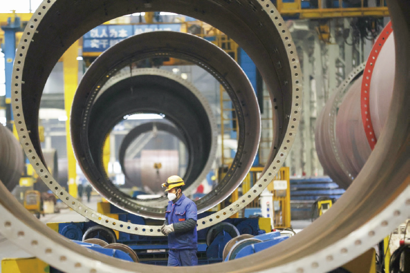 2024年2月29日，江蘇南京一工程裝備制造企業，工人在生產線上忙碌工作。