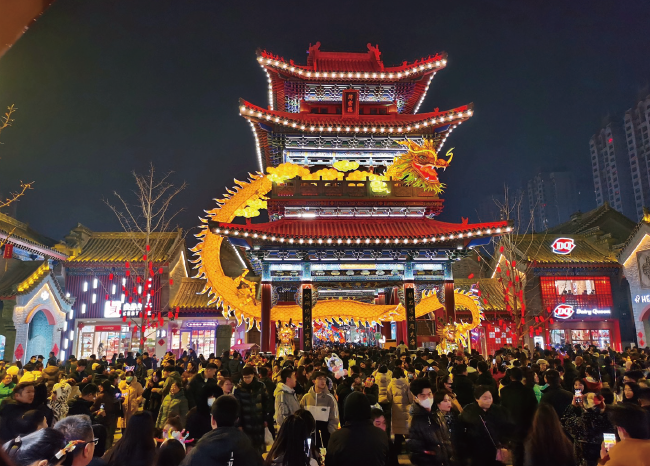 2024年2月24日，甘肅省蘭州市蘭州老街以非遺花燈領銜的龍年燈會璀璨奪目，吸引眾多市 民和游客前來打卡。